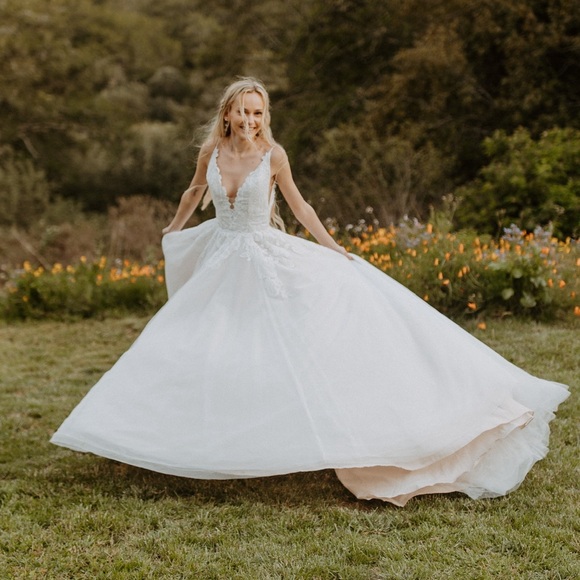 Miss Hayley Paige Wedding Gown | Nash | Size 4 - Picture 11 of 12